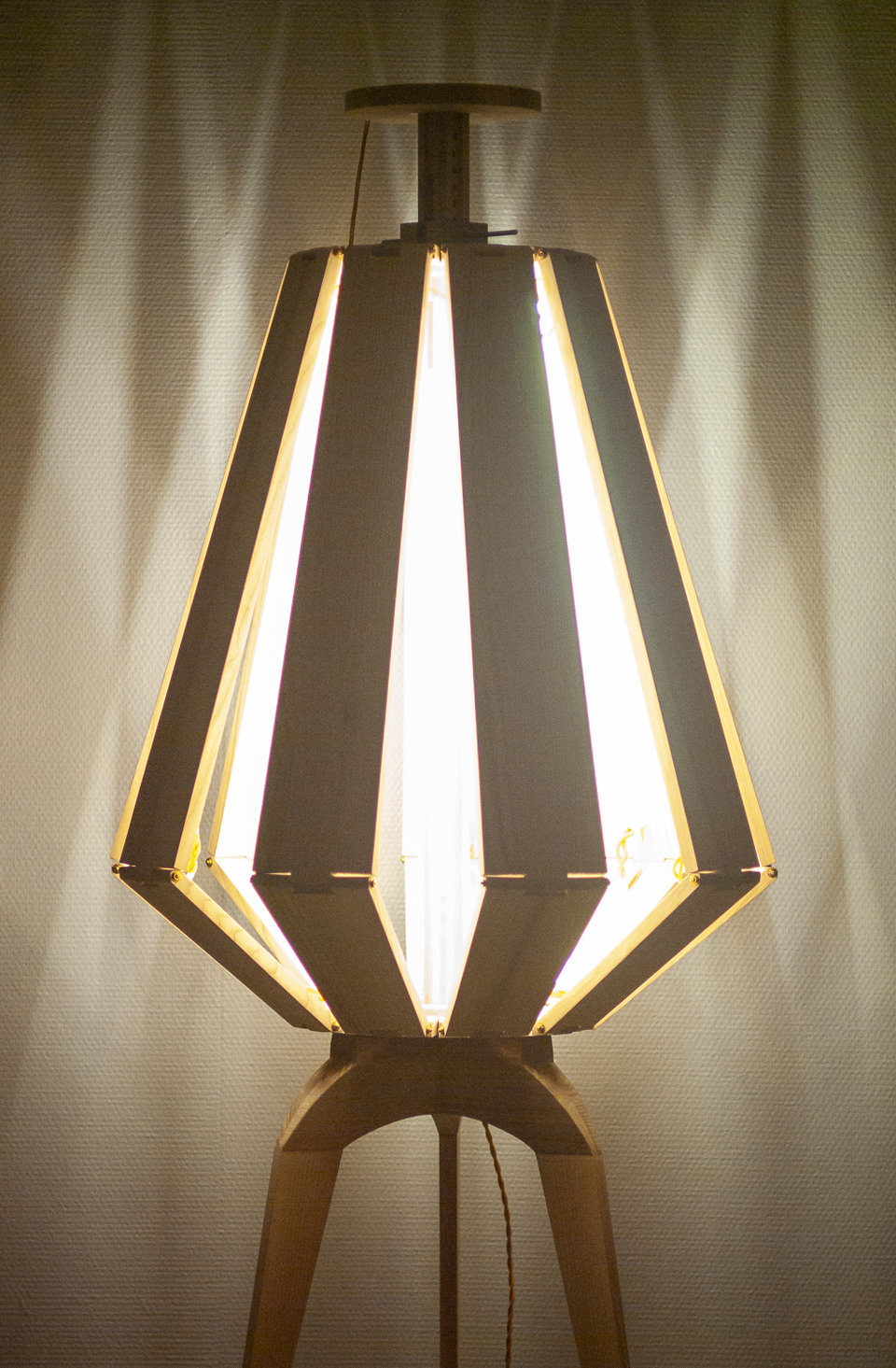 Lampe modulable en frêne massif