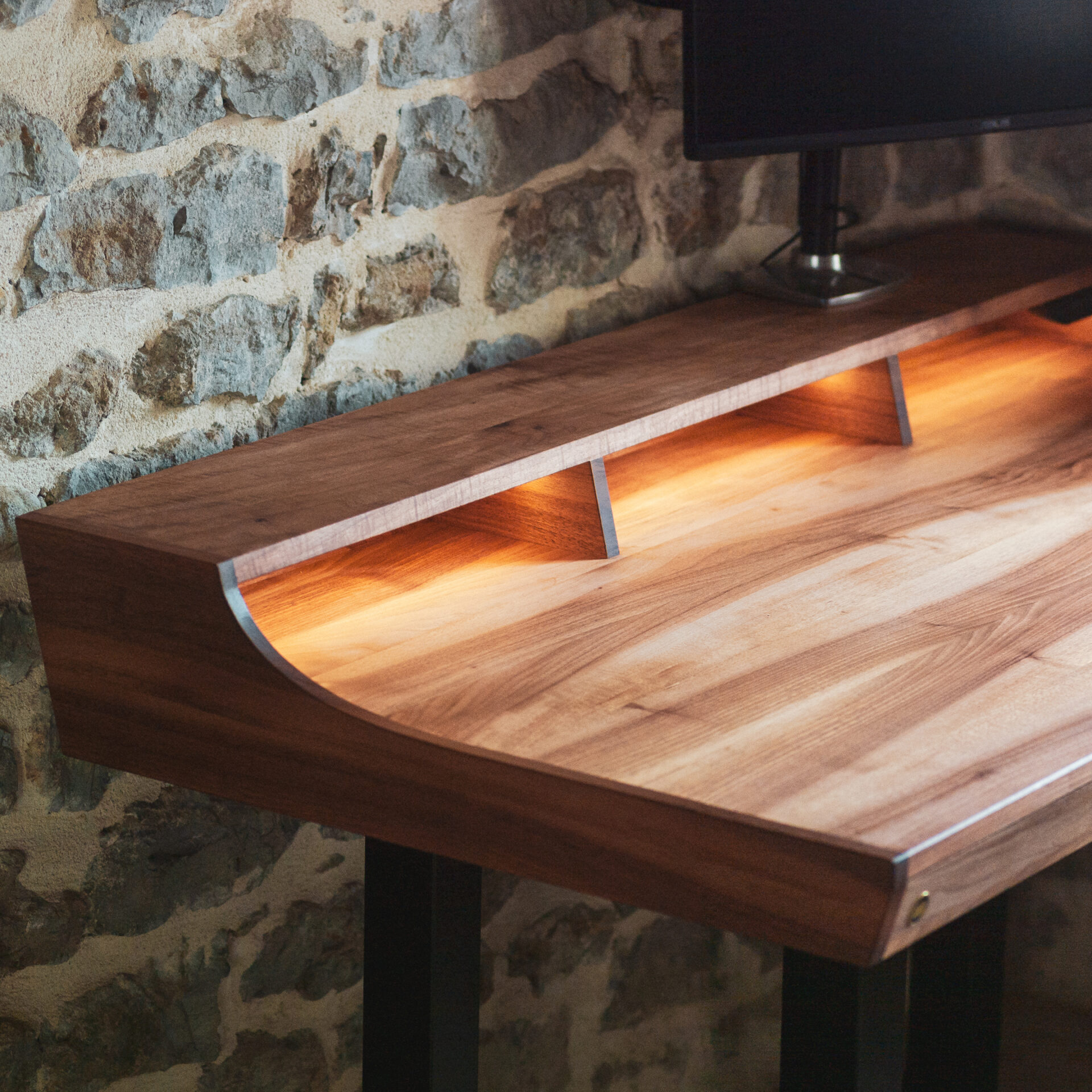 Bureau en noyer massif